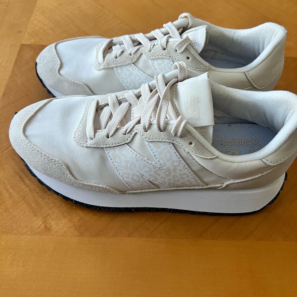 Women’s New Balance like new - sea salt
